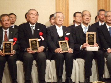 協会より感謝状を戴き、有賀会長（写真中央）が代表して拝受致しました。